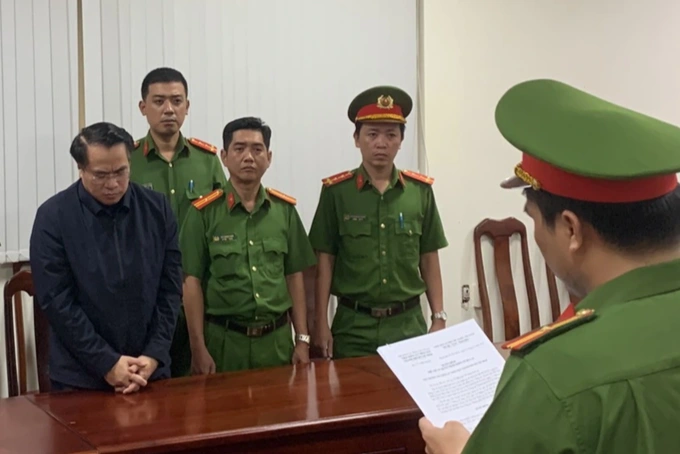 Cơ quan điều tra tống đạt các quyết định đối với ông Đặng Việt Hà (Ảnh: CACC).
