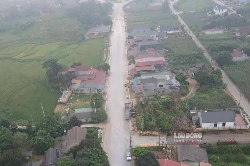 Toàn cảnh tuyến đường dự án qua xã Tân Phú, huyện Tân Sơn mà người dân phản ánh. Ảnh: Tô Công.