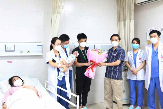 BSCKII Bùi Trọng Quỳnh – Phó Giám đốc Bệnh viện Sản Nhi tỉnh Phú Thọ chúc mừng gia đình sản phụ.