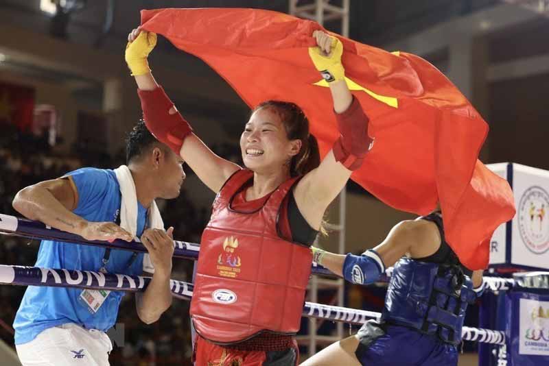 Triệu Thị Phương Thủy ăn mừng sau khi đánh bại võ sĩ chủ nhà Campuchia ở chung kết Kun Khmer nội dung đối kháng hạng 51kg nữ. (Ảnh: TTXVN)