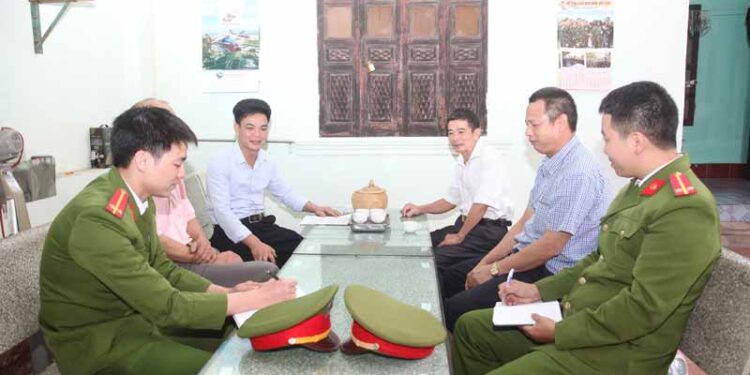Công an phường Khai Quang (Vĩnh Yên) đẩy mạnh tuyên truyền để người dân trên địa bàn tích cực tham gia đấu tranh, tố giác tội phạm ma túy. Ảnh: Trường Khanh