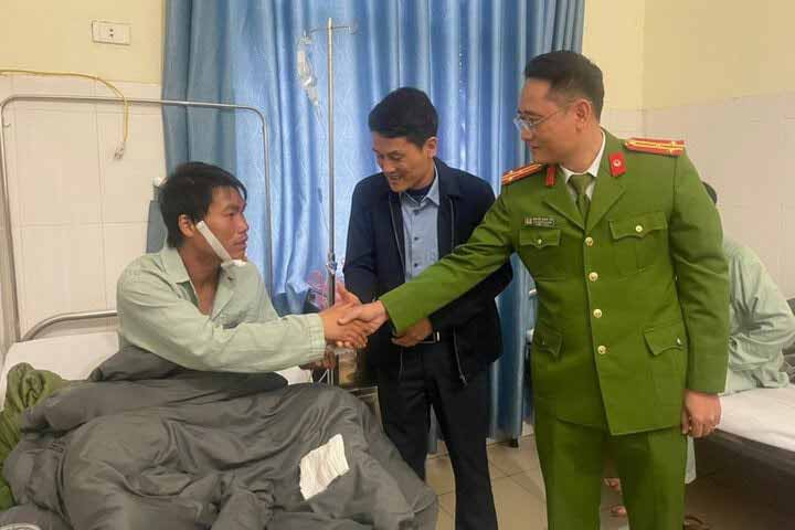 Đại diện lãnh đạo Công an huyện Tân Uyên cùng cấp ủy, chính quyền thị trấn Tân Uyên thăm, động viên nạn nhân. (Ảnh: CACC)