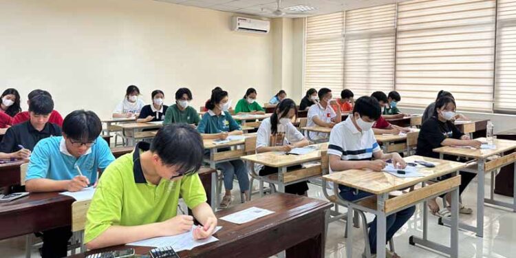 Các thí sinh dự thi vào lớp 10 Trường THPT Chuyên Hùng Vương, năm học 2023 - 2024