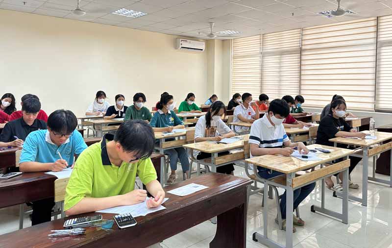 Các thí sinh dự thi vào lớp 10 Trường THPT Chuyên Hùng Vương, năm học 2023 - 2024