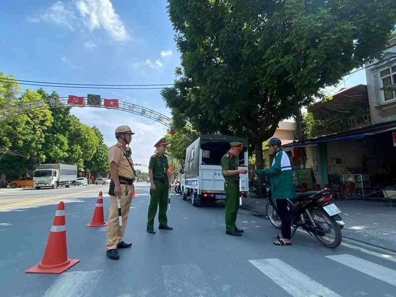 Thời gian qua, Công an tỉnh Phú Thọ thường xuyên kiểm tra, xử lý các trường hợp sử dụng xe gắn máy nhưng chưa đủ tuổi. Ảnh: Công an tỉnh Phú Thọ.