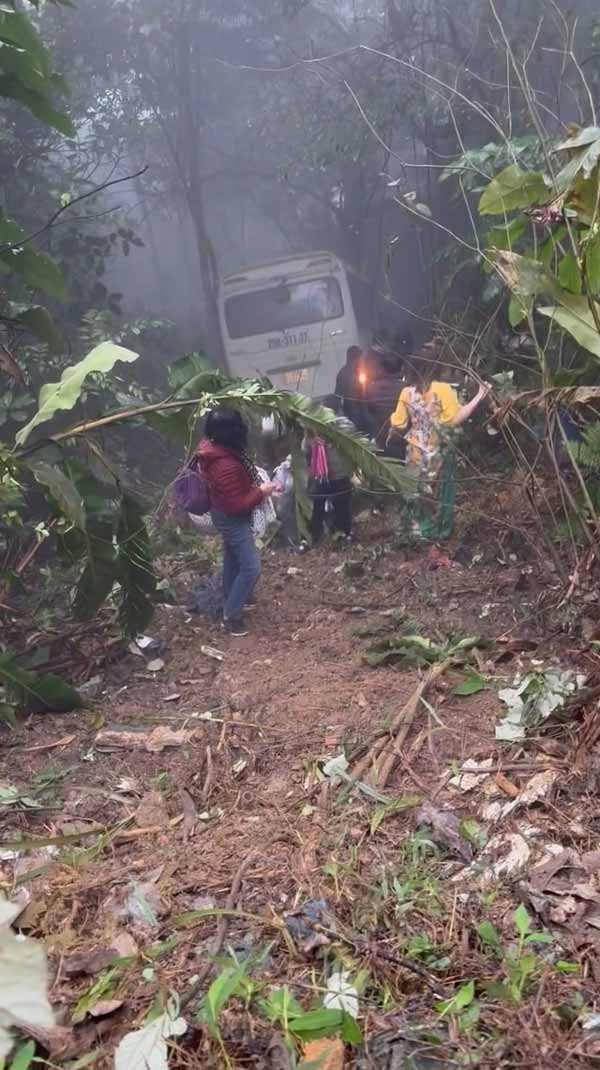 Xe khách chở 29 người lao xuống vực ở Tam Đảo