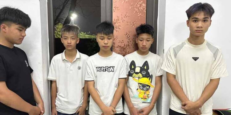 Nhóm côn đồ mang dao bầu đi cướp 1… đôi dép