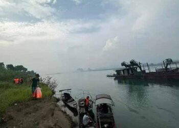 Lực lượng chức năng xã Lương Nha tìm kiếm nam học sinh bị đuối nước. Ảnh CTV