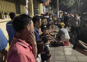 Phụ huynh ở Phú Thọ thức trắng đêm xếp hàng đăng ký cho con vào lớp 1